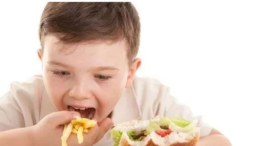 孩子吃得太飽也會(huì)長不高