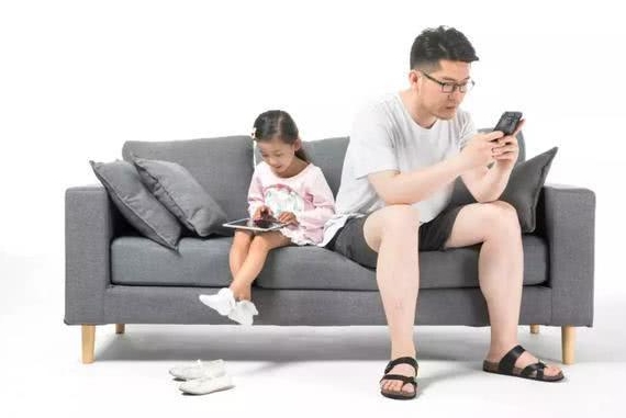 寶寶愛(ài)搶手機(jī)，不是他想要玩，其實(shí)只是一種本能！