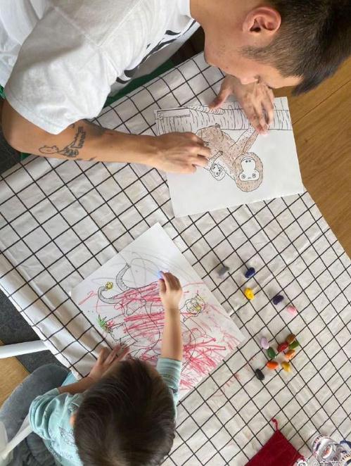 余文樂陪兒子畫畫過六一 寶貝大膽用色想象力豐富