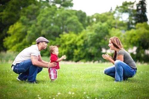 你家寶寶走路晚 可能是因?yàn)檫@3個養(yǎng)育誤區(qū)