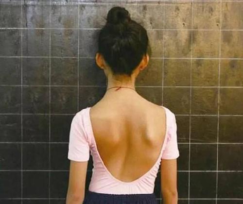 親貝網(wǎng)小編分享：如何避免孩子脊柱彎曲