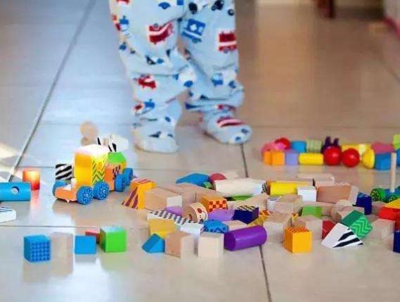 寶寶亂丟東西，竟然是好事