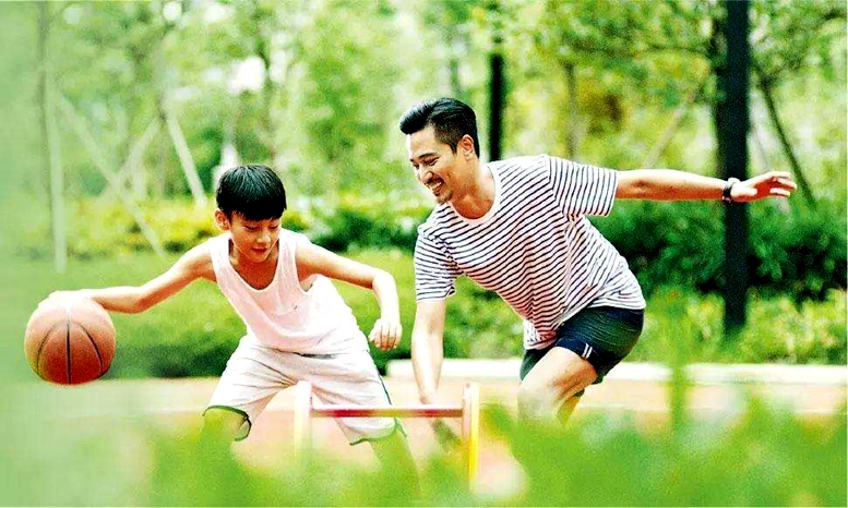 父母要懂得寶寶運(yùn)動(dòng)的發(fā)展規(guī)律 做好0~12月的協(xié)助訓(xùn)練