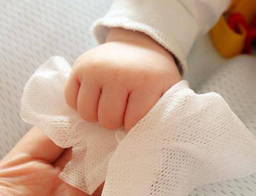 給寶寶擦屁屁有講究 溫水清洗和紙巾擦拭孰優(yōu)孰劣？