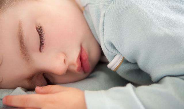 孩子一旦發(fā)射這三個(gè)信號，就說明寶寶困了