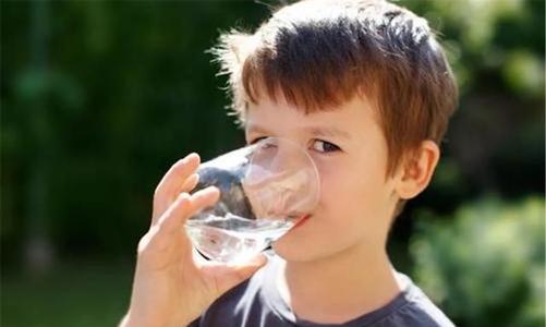 揭秘秋季給寶寶補(bǔ)水的正確姿勢(shì) 孩子身體缺水的幾個(gè)信號(hào)