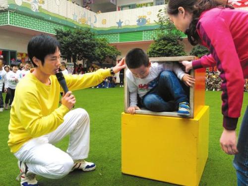 鹽城一名“猛男幼師”在網(wǎng)上走紅 現(xiàn)實(shí)卻不那么“美好”