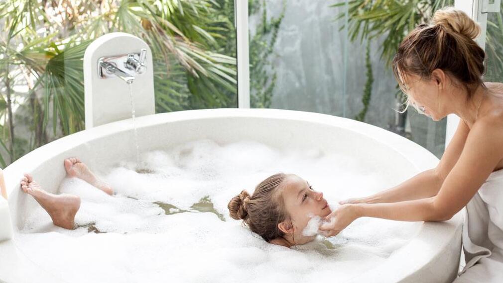 給孩子洗澡怎么準(zhǔn)確試水溫？聰明媽媽這么做