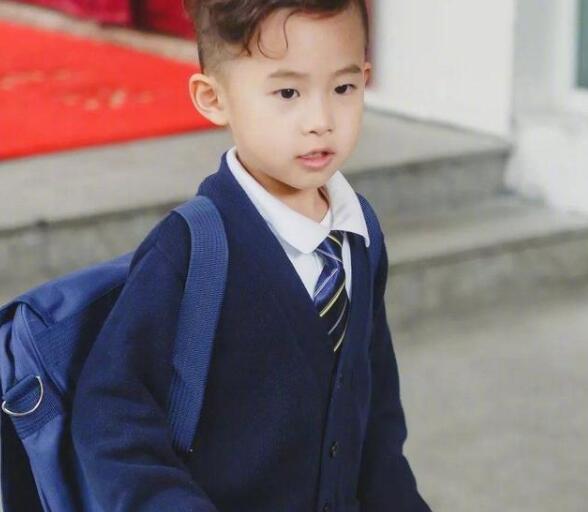 易烊千璽弟弟創(chuàng)魔方世界紀錄 7歲記憶力驚人