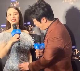 吉娜參加活動展示6個月孕肚 成功吸粉網(wǎng)友大贊