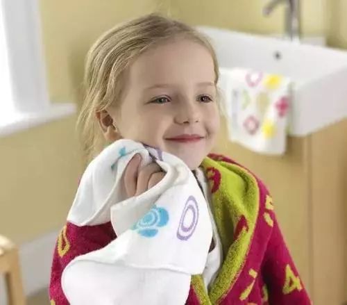 每次給孩子洗臉太頭疼 為什么孩子會(huì)抵觸？