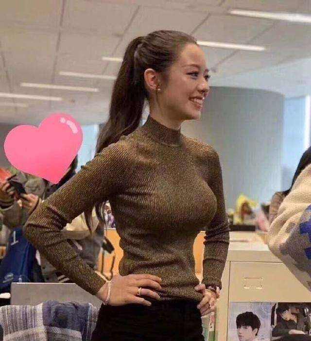 吉娜懷孕六個月的時候依舊芊芊細(xì)腰，是不正常還是刻意？