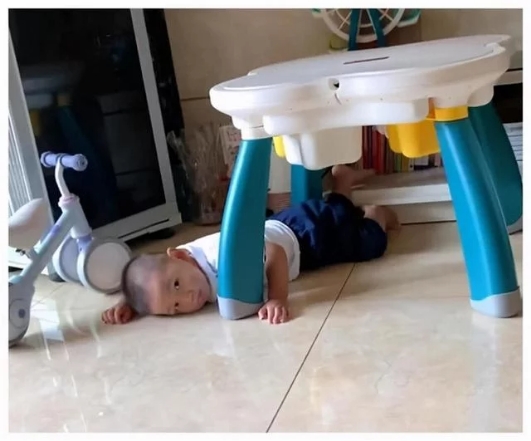 開學(xué)后弟弟在家“百無聊賴”，網(wǎng)友笑翻：沒人搶的玩具都不香了