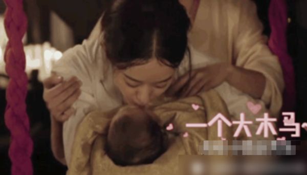 圍觀女星抱娃，趙麗穎母愛(ài)爆棚