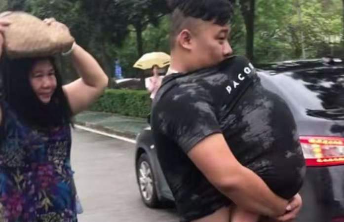 “袋鼠奶爸”巧妙為娃遮風(fēng)擋雨，網(wǎng)友調(diào)侃：這肚子像極了愛情