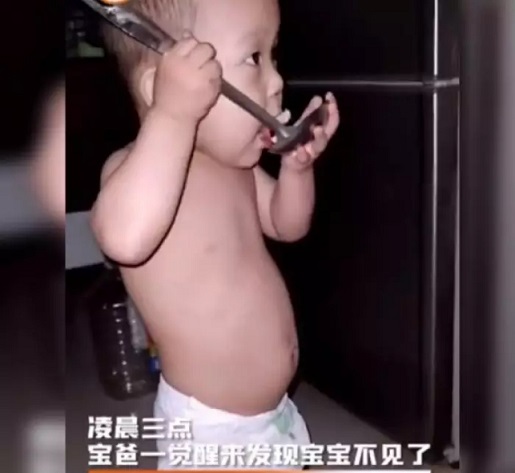 寶寶半夜餓醒獨(dú)立尋食，網(wǎng)友看后紛紛點(diǎn)贊
