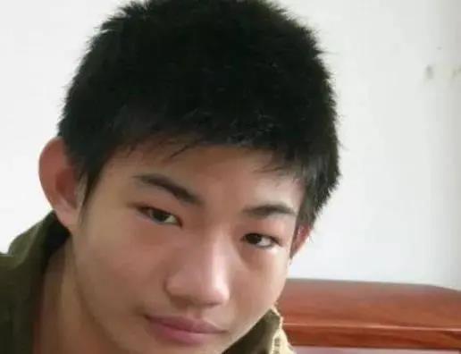 正常人楊鎖“懶死”家中，父母的溺愛害死了孩子