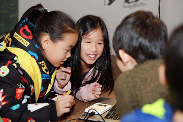 張庭和林瑞陽(yáng)的女兒走秀，慘遭旁人無(wú)視