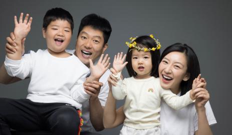 唐一菲曬全家福為5歲兒子慶生，網(wǎng)友紛紛留言祝福