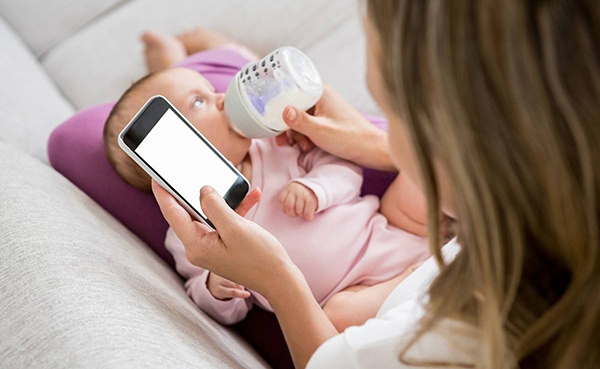 中國現(xiàn)存教育的尷尬：只會刷手機(jī)的父母卻教育孩子好好學(xué)習(xí)