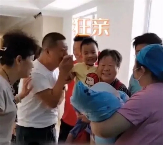 二胎孫女出生，爺爺“教科書式”反應(yīng)引網(wǎng)友羨慕：“別人家的公婆”