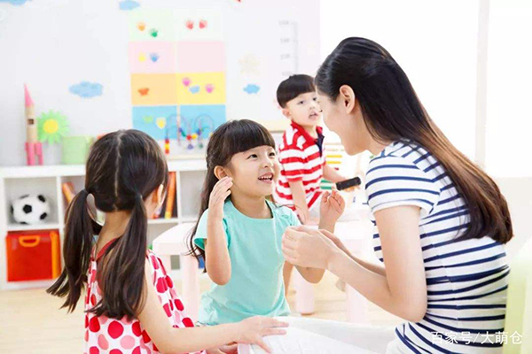 成為“話癆”父母好處竟然這么多，給孩子說話有講究