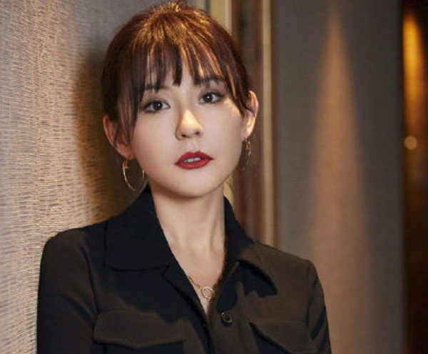 熱扎依深夜宣布升級(jí)做了媽媽，娛樂(lè)圈奇女子又回來(lái)了