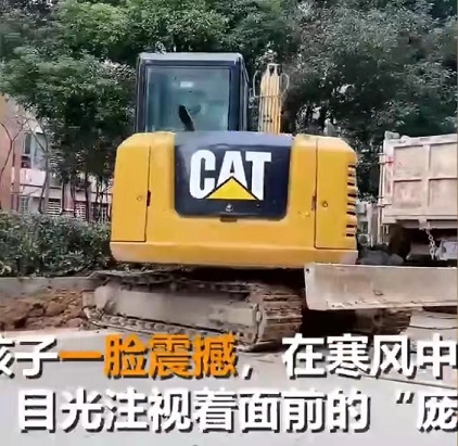 一歲半的萌娃首次看見(jiàn)“挖掘機(jī)”，震撼如同發(fā)現(xiàn)新世界