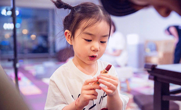 戚薇三歲女兒與吳青峰合作，奶音甜美吸粉超多