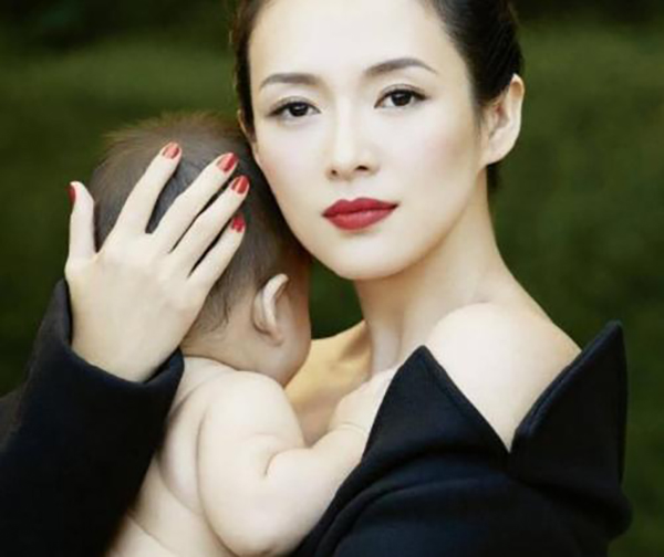 章子怡帶兒女現(xiàn)身機(jī)場(chǎng)，身材纖細(xì)引爭(zhēng)議