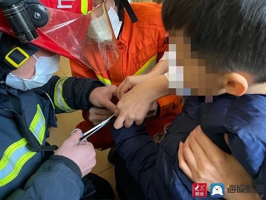 兒童玩雪手指被卡被消防員取出 選購(gòu)兒童玩具需要謹(jǐn)慎