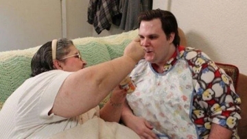 “他還是個孩子”，33歲美國“巨嬰”穿紙尿褲用奶瓶度日