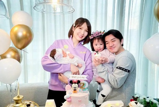 王祖藍曬二胎女兒照，卻被網(wǎng)友隔空喊話：這樣做不妥