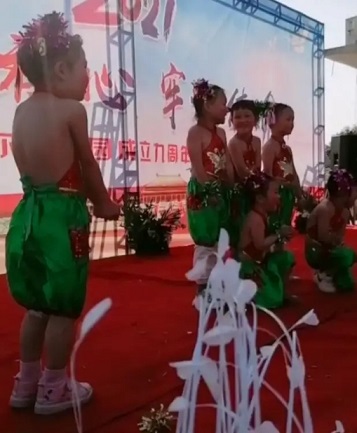 廣東一幼兒園戶(hù)外舉行元旦晚會(huì)，數(shù)名女童僅穿肚兜瑟瑟發(fā)抖