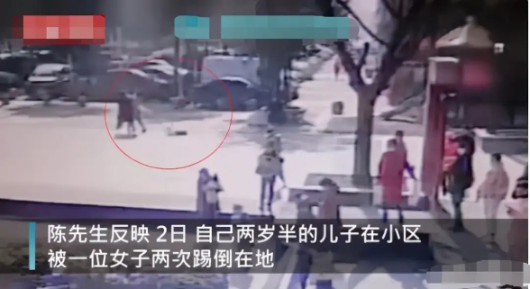 女子因心情不好，接連兩次踹倒素不相識(shí)男孩，網(wǎng)友要求嚴(yán)懲