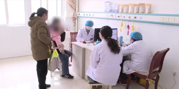 奶奶好心做錯(cuò)事，怕孩子受涼卻捂成了發(fā)燒