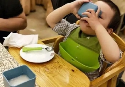 廣東一幼兒園老師逼孩子吃辣椒醬，網(wǎng)友：被開除是活該