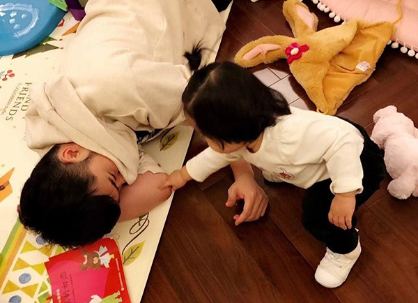 陳赫首曬女兒正面照，顏值超高似媽媽