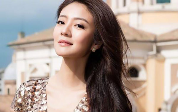 41安以軒產(chǎn)后迅速開工，手臂細如竹竿