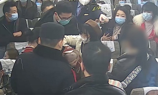 列車上一名6個(gè)月大的嬰兒被面包噎住，援救及時(shí)，順利脫險(xiǎn)