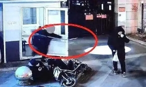 媽媽被打，兒子出手教訓(xùn)打人者，收獲網(wǎng)友點(diǎn)贊無數(shù)