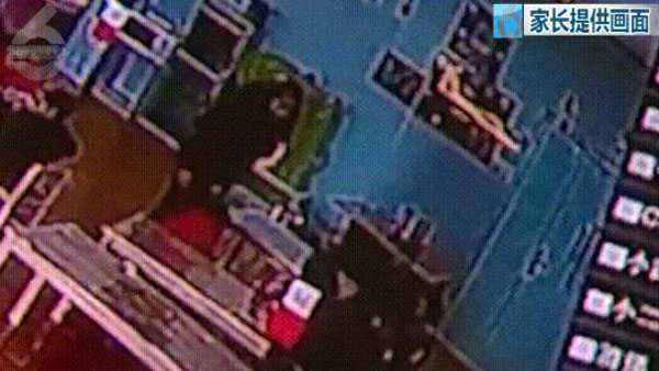 孩子吃飯慢竟然被老師猛踢，孩子下身一片青紫