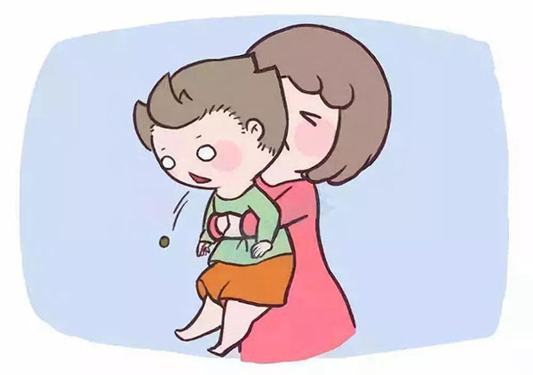 半歲嬰兒高鐵異物卡喉被急救，學(xué)會(huì)這些急救知識(shí)很重要