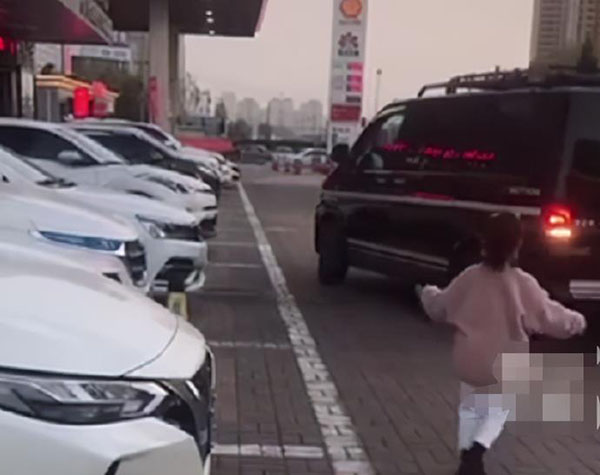 5歲女孩指導(dǎo)父親倒車，網(wǎng)友感嘆技術(shù)熟練有前途