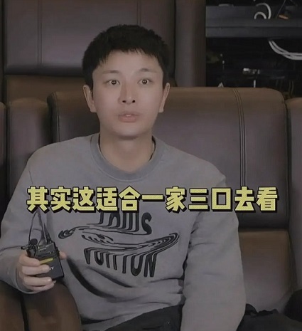 賈乃亮帶女兒看電影，遺憾不能給她一個完整的家