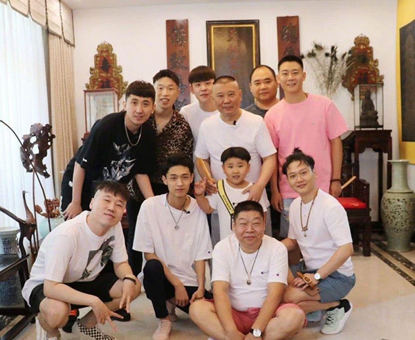 郭德綱二婚妻子王慧曬娃，小兒長辮吸睛滿滿