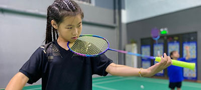 岳云鵬大女兒打羽毛球，網(wǎng)友夸贊：越來越不像爸爸