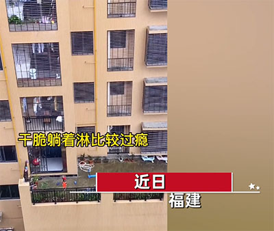 萌娃淋雨玩水被家長(zhǎng)拿雞毛撣子叫回，網(wǎng)友：給點(diǎn)面子