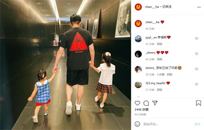 陳赫曬父女照，一手一個女兒超有愛