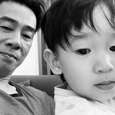 應(yīng)采兒曬兒子HoHo照片，笑起來軟萌超像媽媽